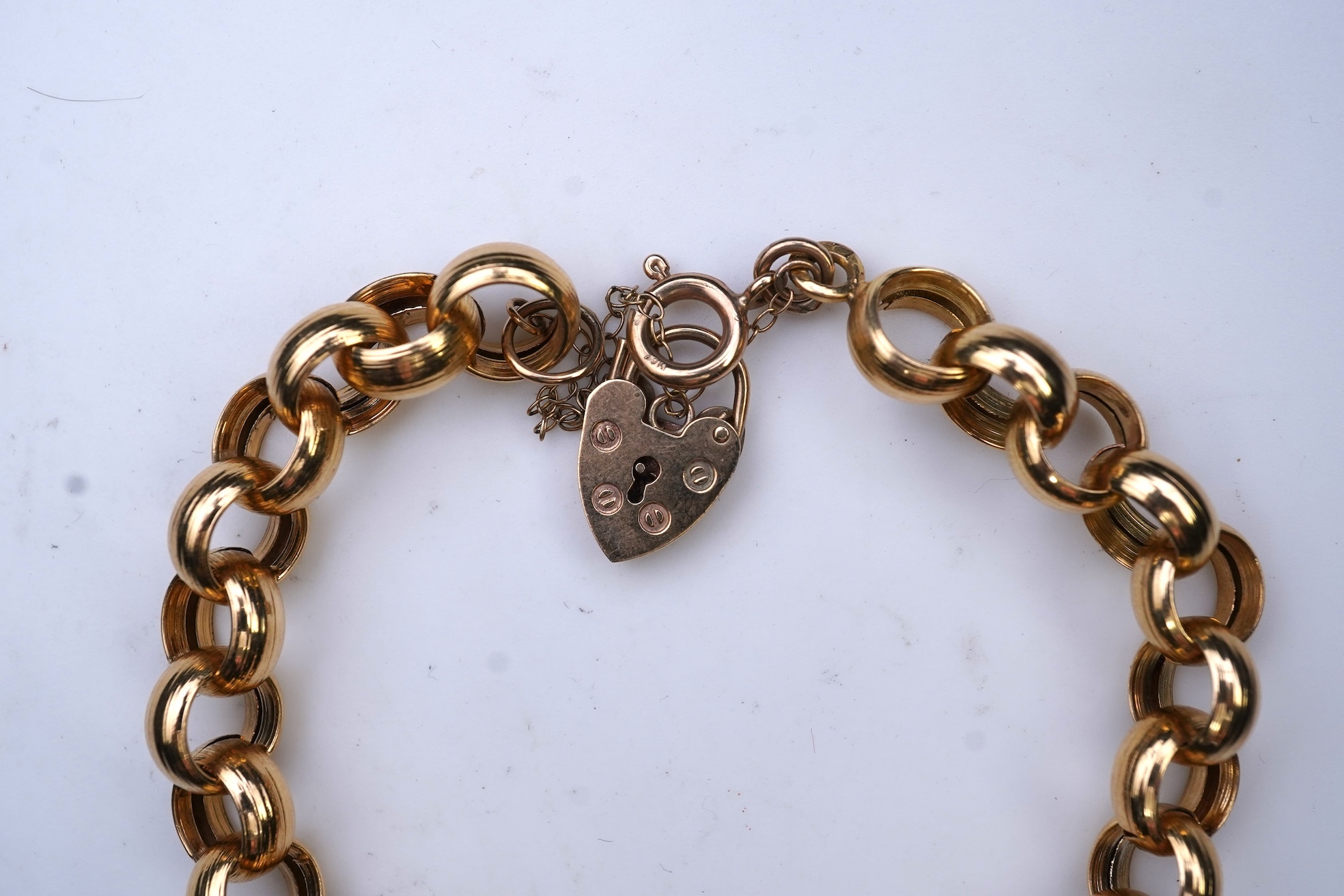 An 18ct gold bracelet